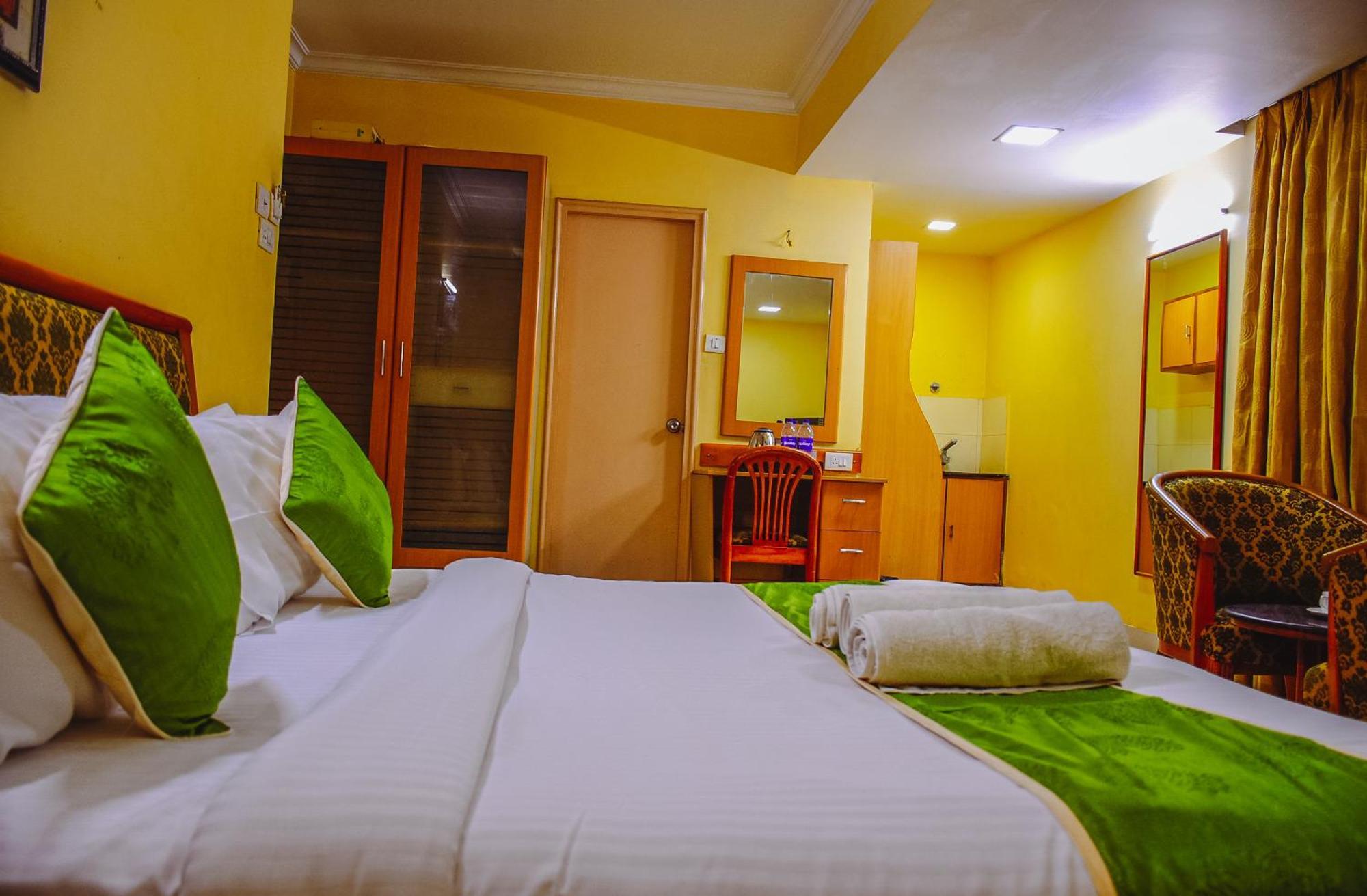NakshaTree Hotels Mogappair Madras Buitenkant foto