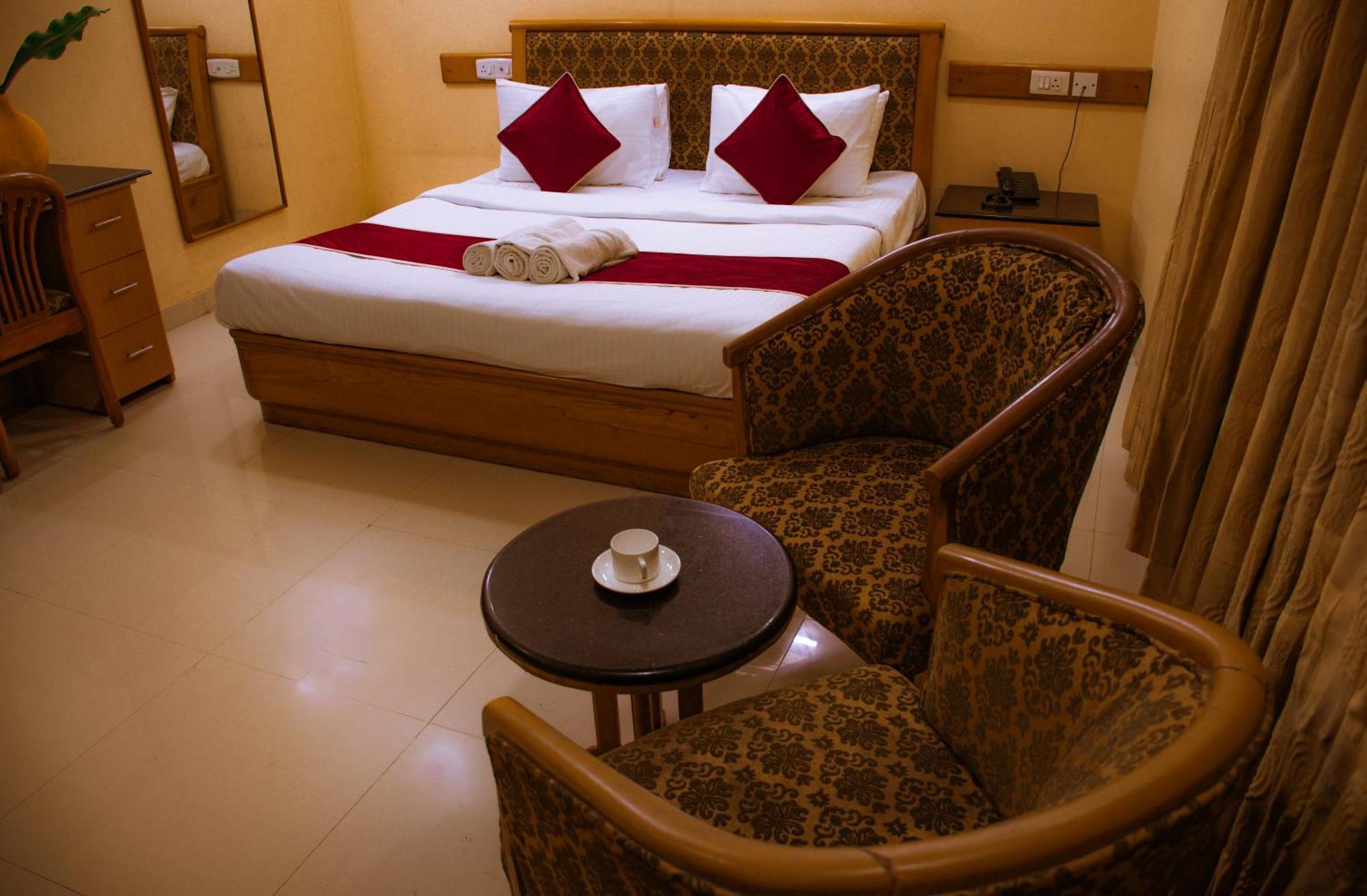 NakshaTree Hotels Mogappair Madras Buitenkant foto