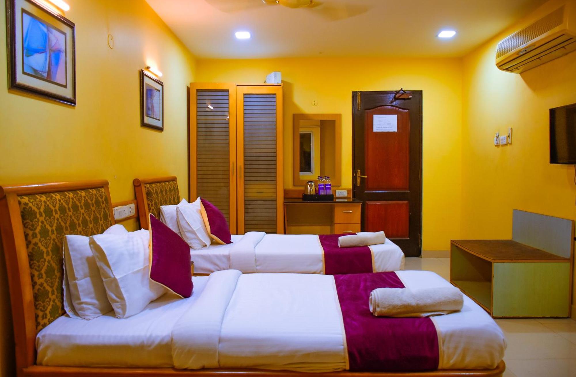 NakshaTree Hotels Mogappair Madras Buitenkant foto