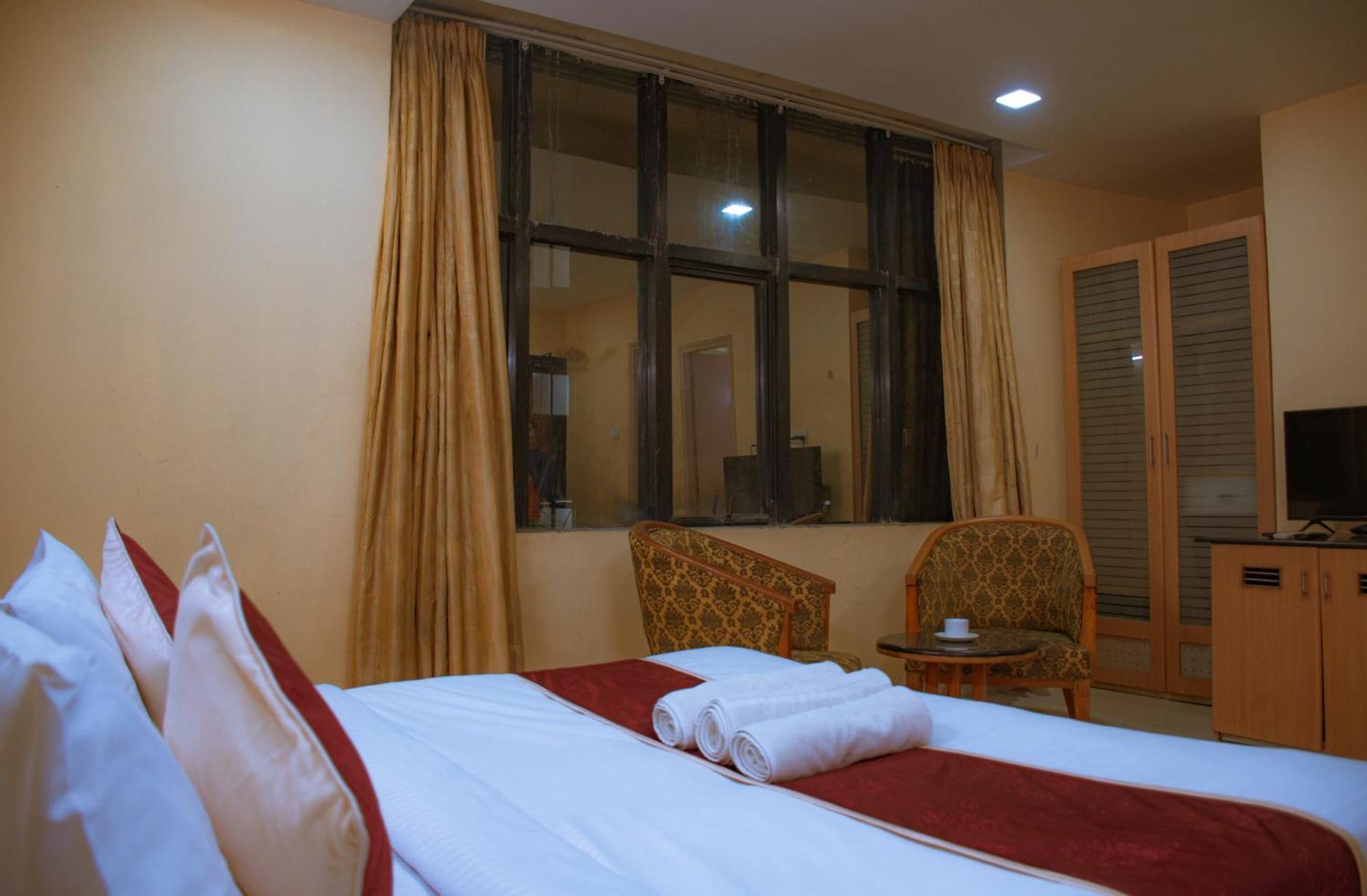 NakshaTree Hotels Mogappair Madras Buitenkant foto