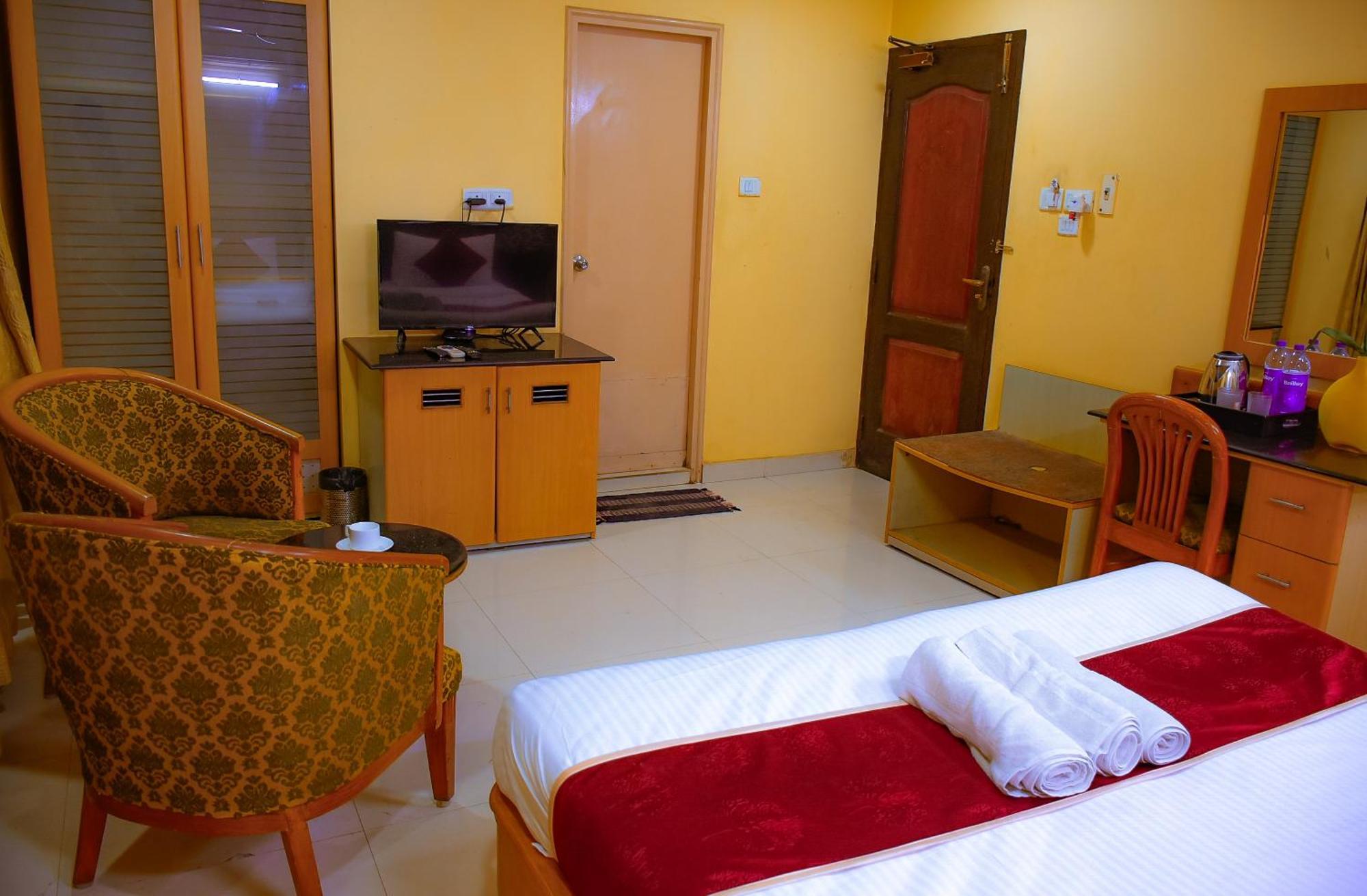 NakshaTree Hotels Mogappair Madras Buitenkant foto