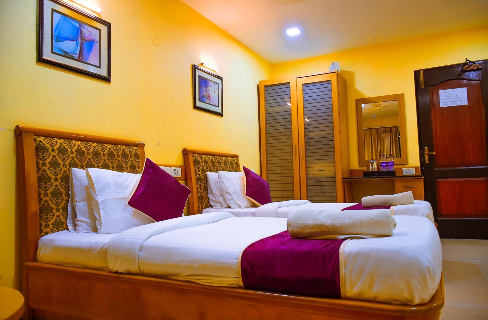NakshaTree Hotels Mogappair Madras Buitenkant foto